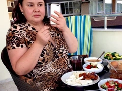 «В здоровых отношениях баба не давится салатом»: как россиянка разбогатела и поправилась, начав есть на камеру