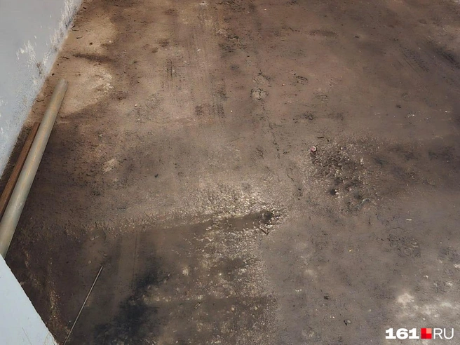 Из-за постоянных прорывов труб на Извилистой регулярно отключают воду для ремонтных работ, превращая улицу в вечную коммунальную зону | Источник: читатель 161.RU