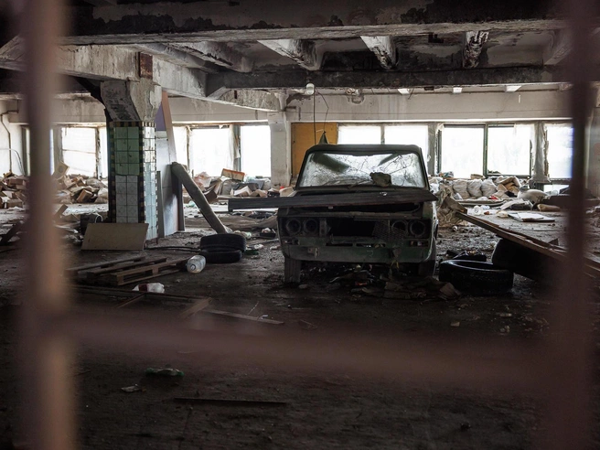 В парковочных зонах остались брошенные автомобили | Источник: Алексей Волхонский / V1.RU