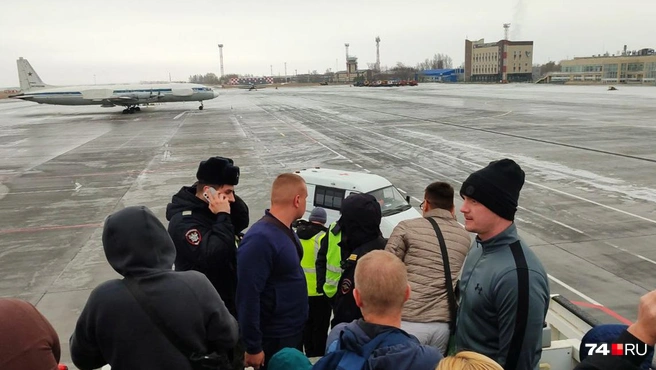 Пока пассажиры сидели в самолете, людям становилось плохо, потребовалась помощь врачей | Источник: читатель 74.RU