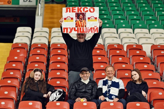 Персональные болельщики Алексея Татаева. Здоровья, Лексо! | Источник: ФК «Оренбург» / t.me