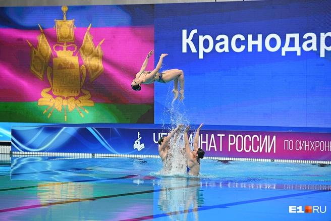 Спортсменки делали сложные элементы с прыжками и сальто | Источник: Максим Воробьев / E1.RU