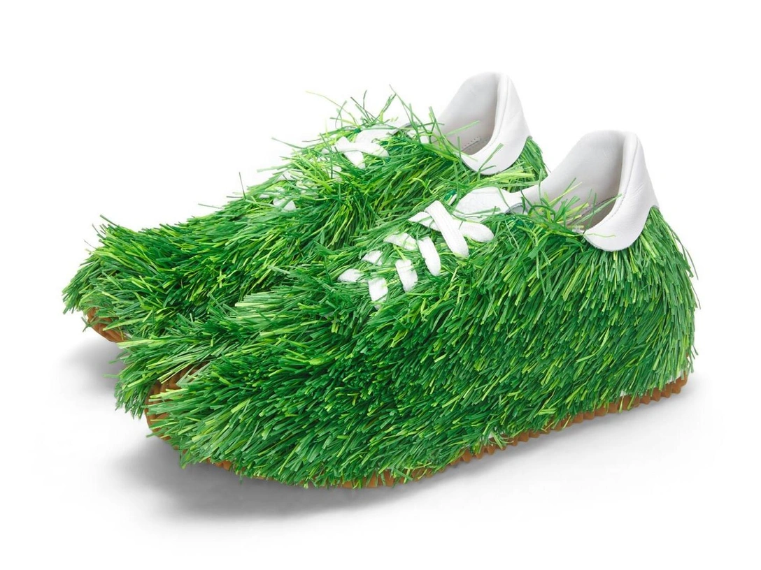 Весна идет — весне дорогу: Loewe выпустили «травяные» кроссовки | Источник: Loewe