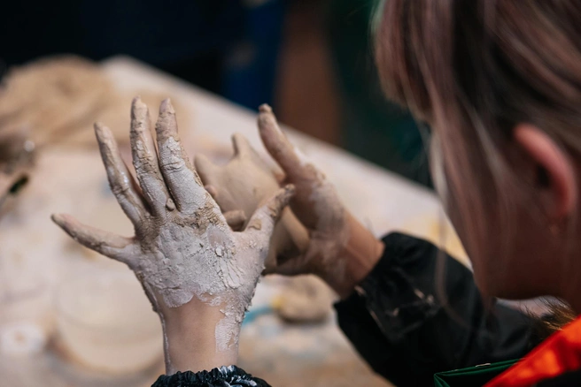 А вот лепка, видимо, больше популярна как мастер-класс, а не полноценный досуг | Источник: Максим Серков