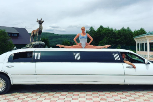 Анастасия Волочкова показала шпагат на крыше лимузина