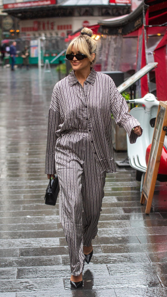 Эшли Робертс надела костюм в пижамном стиле — он смотрится модно и элегантно