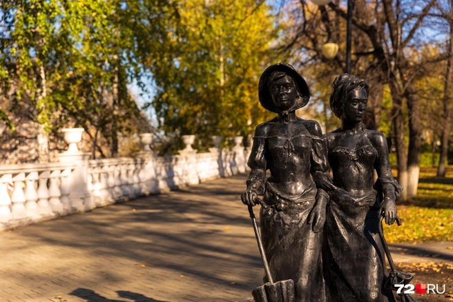 Осень в этом году выдалась теплой. А деревья с зелеными листьями можно еще увидеть в разных районах города | Источник: Ирина Шарова / 72.RU