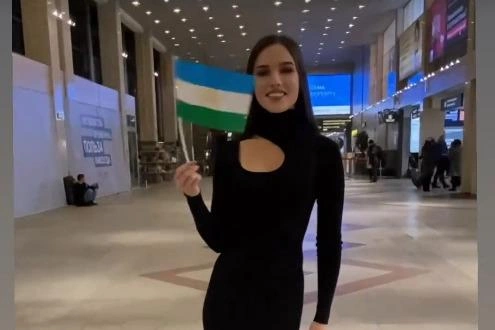 Рената с флагом Башкирии в уфимском аэропорту | Источник: renata_200_1 / Instagram (деятельность запрещена в РФ)