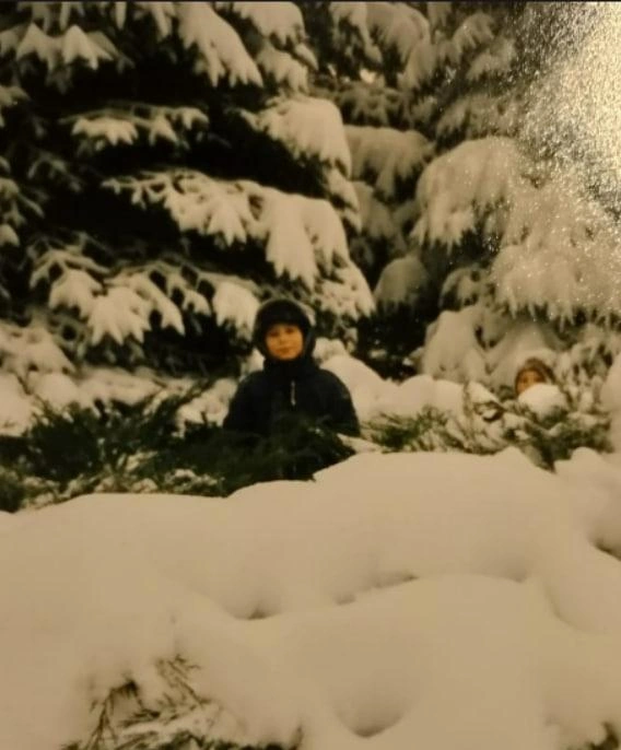 Середина декабря 1996 или 1997 года. Сугробы возле Дома быта на Северном | Источник: читатель 161.RU