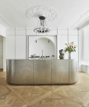 Белая квартира со стальной кухней в Копенгагене