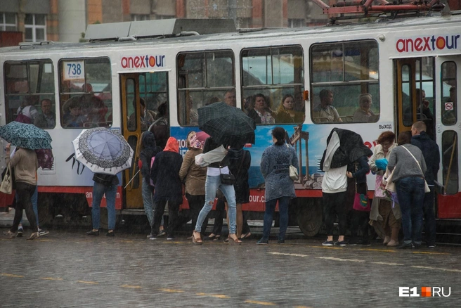 В плохую погоду ситуация усугубляется — все пытаются спастись от дождя в транспорте, забывая про других пассажиров | Источник: Артем Устюжанин / E1.RU