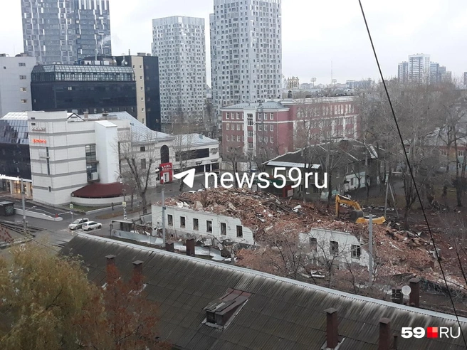 Дом на Куйбышева опустел два года назад. За это время там дважды был пожар и регулярно наведывались мародеры | Источник: читатель 59.RU