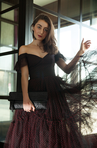 Платье, Isabel Garcia; клатч, Bottega Giotti; кольцо, Wanna?Be!