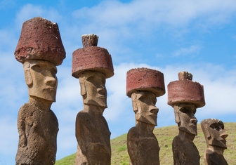 Ученые объяснили, как на головах статуй с острова Пасхи появились «шляпы»