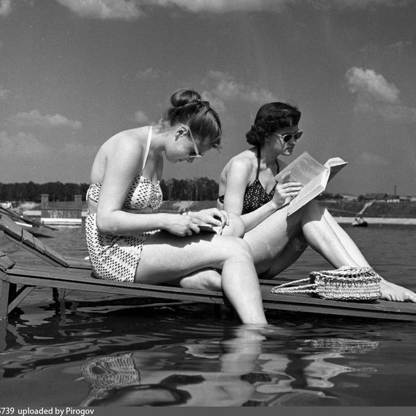 Пляж на Щукинском полуострове, 1956 | Источник: Евгений Тиханов via Pastvu