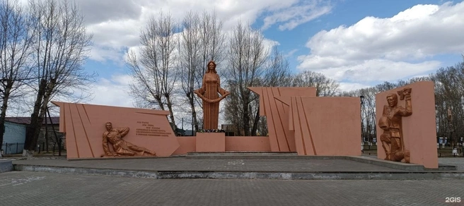 В Зиме водителей «Жигулей» проехался по Мемориалу Славы | Источник: Владимир Шрэк / 2Гис