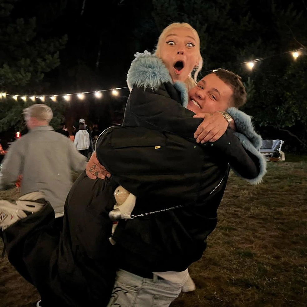 Макс дружит со многими звездами. На фото скандально известная Настя Ивлеева | Источник: nikmakser / Instagram.com*