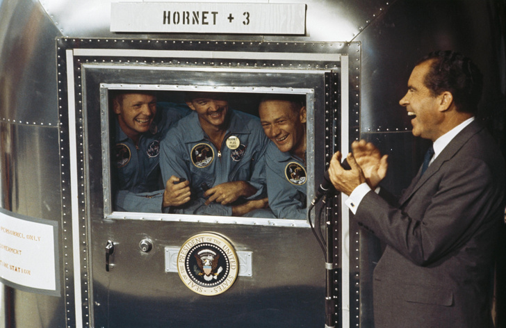 24 июля 1969 г. Слева направо — Нил Армстронг, Майкл Коллинз и Эвин «Базз» Олдрин. Астронавты проходят карантин после возвращения с Луны. По другую сторону двери — президент США Ричард Никсон.