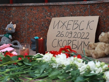 В Ижевске простились с детьми и учителями, погибшими от рук психически невменяемого стрелка
