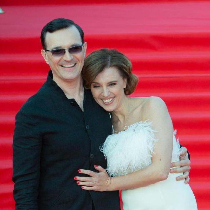 «Руки не подам»: реакция Алферовой на свадьбу Бероева с актрисой, которая всего на три года старше их дочери