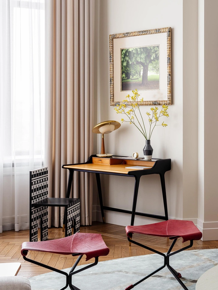 Рабочее место. Стол Ladies desk, Reinhold Stotz. Стул Olio, дизайн Алессандро Мендини. Настольная лампа, винтаж, Arredoluce. | Источник: МИХАИЛ ЛОСКУТОВ. СТИЛЬ: YES WE MAY