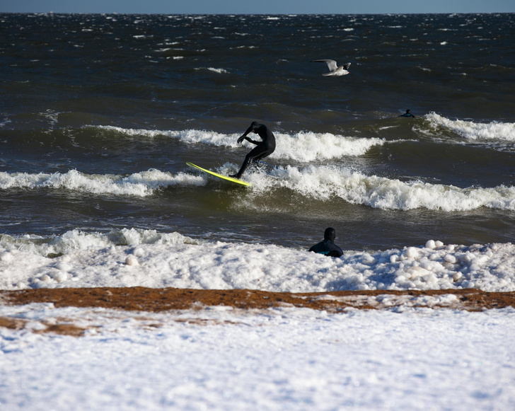 Не взлетим, так поплаваем: 7 мест для серфинга в России