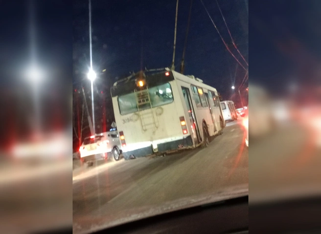 В Дашково-Песочне образовалась огромная пробка из-за сломавшегося троллейбуса | ya62.ru