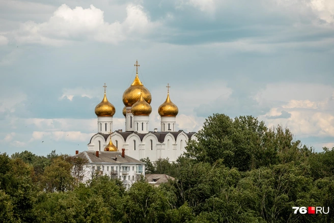 Успенский собор возвышается над деревьями | Источник: Александр Куренной / 76.RU 