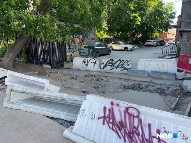 Сейчас людям приходится проходить в другом месте | Источник: Александр Ощепков / NGS.RU