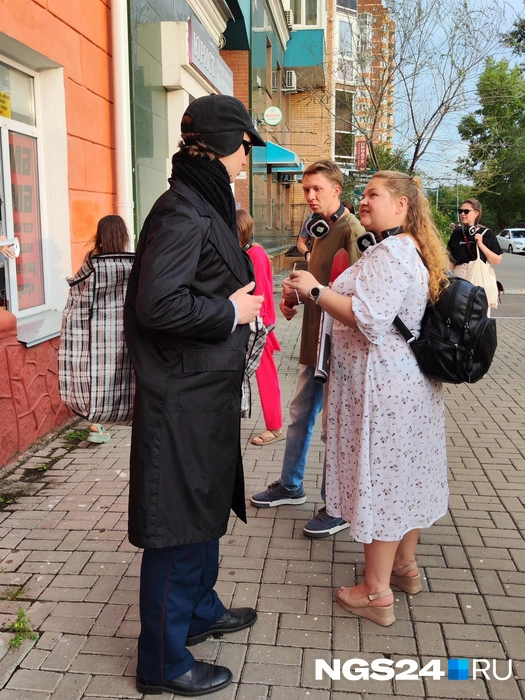 Челнок затесался в очереди и предлагал туалетную бумагу | Источник: Полина Бородкина / NGS24.RU