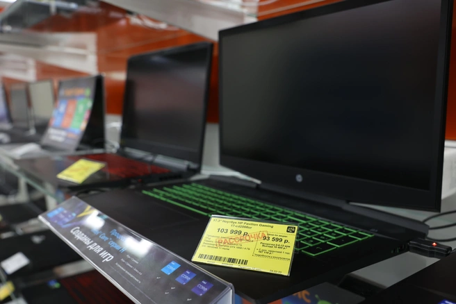 С 1 сентября 2026 года на импортную электронику, включая смартфоны и ноутбуки, будет введен технологический сбор | 142.ru