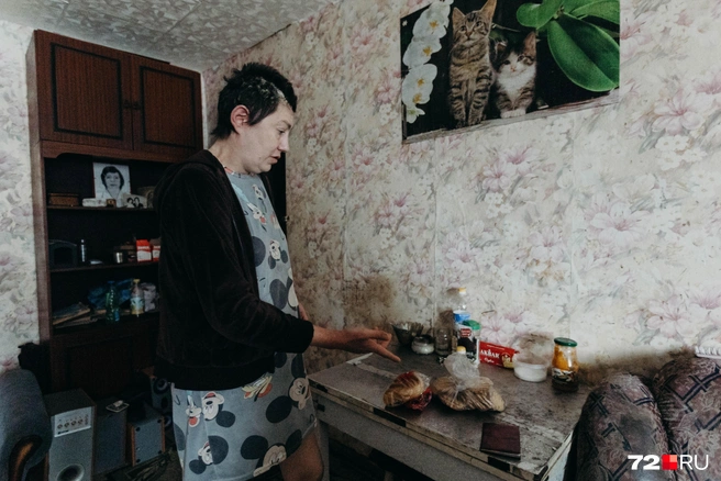 Продуктов в доме немного, и большая часть хранится на столе | Источник: Ирина Шарова / 72.RU