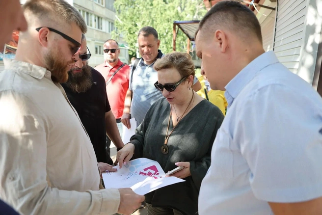 Первый замглавы Самары Юлия Ашуркова совместно с главой Промышленного района Иваном Сухаревым и главным архитектором города Ильей Соколовым осмотрели территорию  | Источник: Администрация Самары 