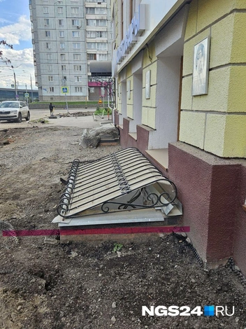 Подрядчик рассказал собственникам здания, что брусчатку уложат на уровне красной линии | Источник: Анастасия Сысоева