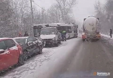 Шаланда снесла автобус и несколько машин на Петрозаводском шоссе | Источник: читатель «Фонтанки»