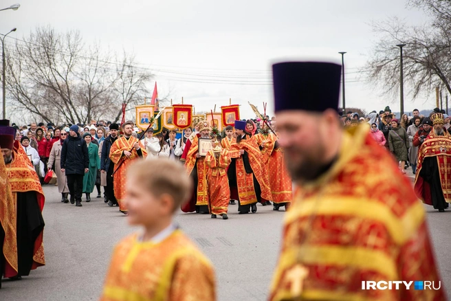 Маршрут в этом году немного изменили. В прошлом году знамена несли через площадь у Вечного огня, в этом — прошли по улице Нижняя Набережная, под мостиком | Источник: Ксения Филимонова / IRCITY.RU