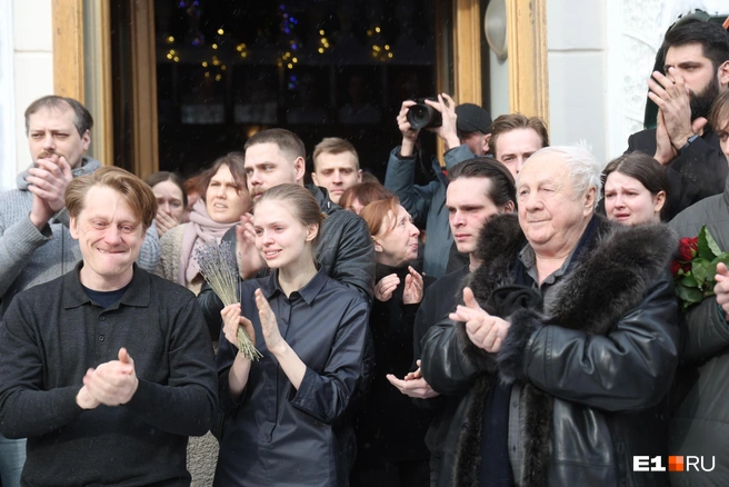 «Мы пришли в театр! Пожалуйста, выключайте на время спектакля ваши пейджеры и сотовые телефоны. Благодарим за внимание! Ваш „Коляда-театр“»,&nbsp;— прокричали ученики Коляды | Источник: Владислав Лоншаков / E1.RU