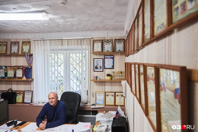 В кабинете у главы поселения огромное количество грамот и различных наград | Источник: Роман Данилкин / 63.RU