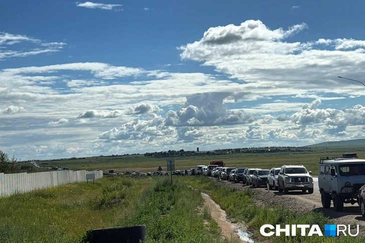 Пытаются отлить в канистру — полиция составляет протокол: что происходит на АЗС в Забайкалье | Источник: Егор Захаров / CHITA.RU