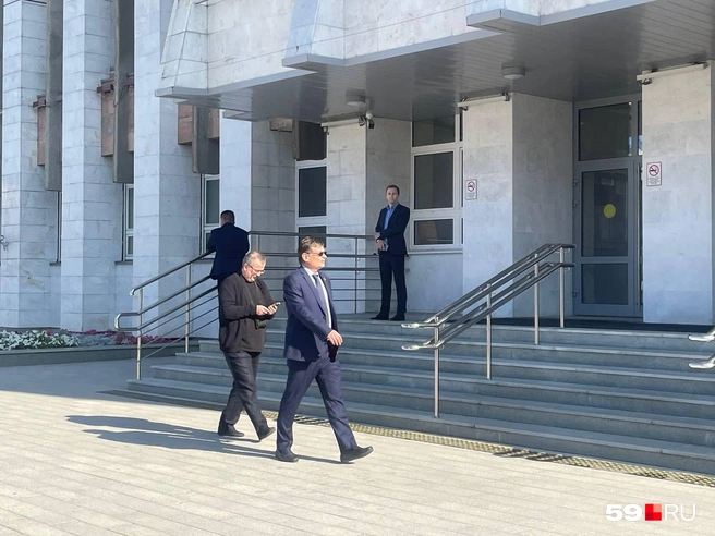 Ямур Гильмутдинов — представитель Общественной палаты Пермского края в Общественной палате России (слева), Алексей Чибисов — министр промышленности и торговли Пермского края (справа) | Источник: Екатерина Вохмянина/ 59.RU