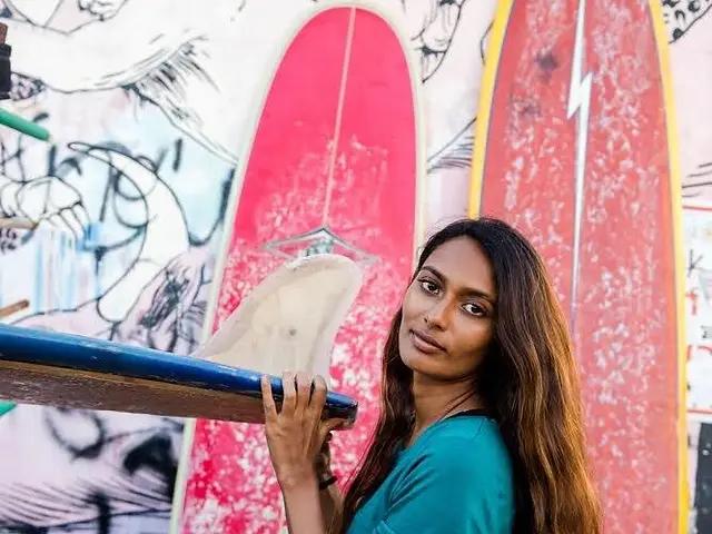 Первая в истории профессиональная серфингистка из Индии стала моделью