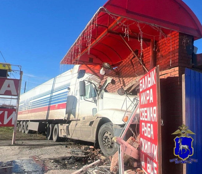 Водителя увезли в больницу | Источник: ГУ МВД России по Самарской области
