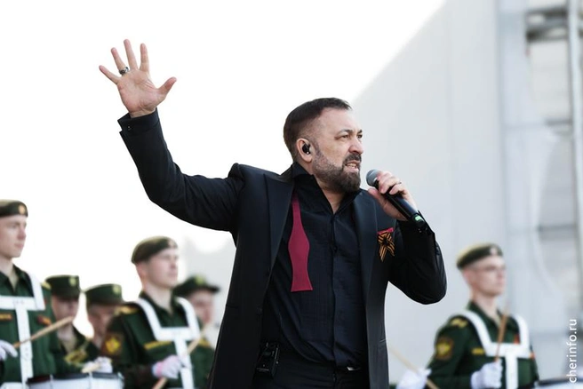 Ян Марти спел военные песни на площади Молодежи | Источник: st.cherinfo.ru
