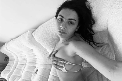 Charli xcx засветила грудь в соблазнительных снимках