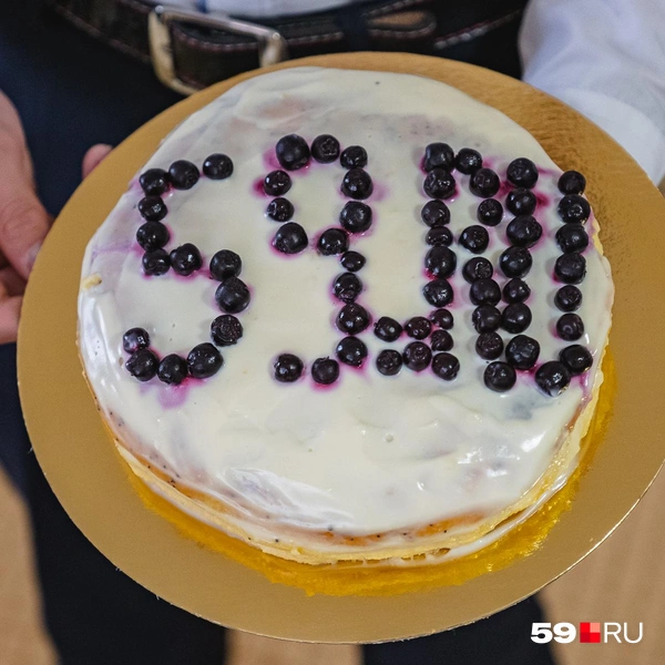 Торт для 59.RU украшен черноплодкой с огорода | Источник: Тимофей Калмаков / 59.RU