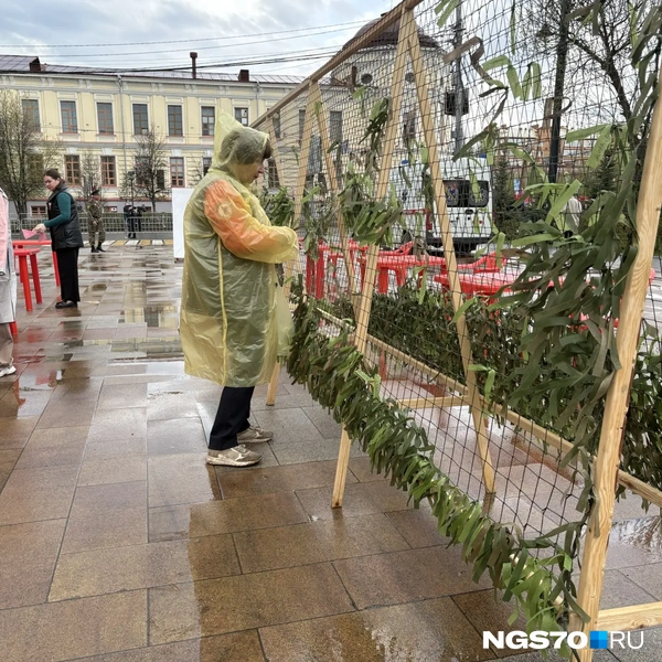 Женщина плетет маскировочную сеть | Источник: Маша Лобанова / NGS70.RU