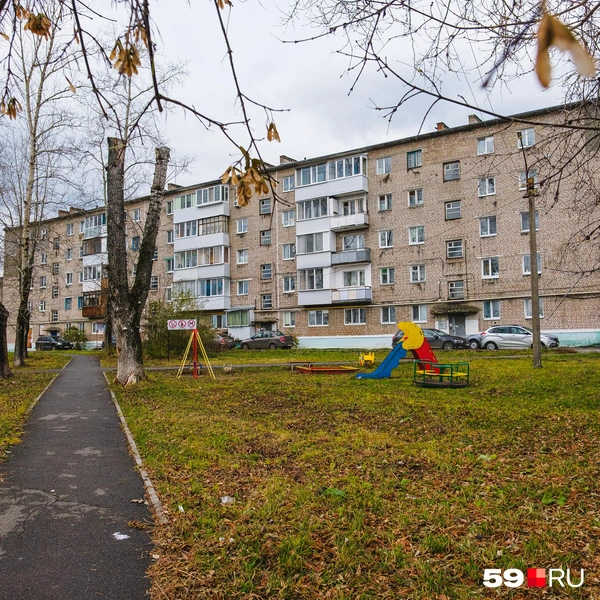 Во дворах обустроены детские площадки | Источник: Тимофей Калмаков / 59.RU