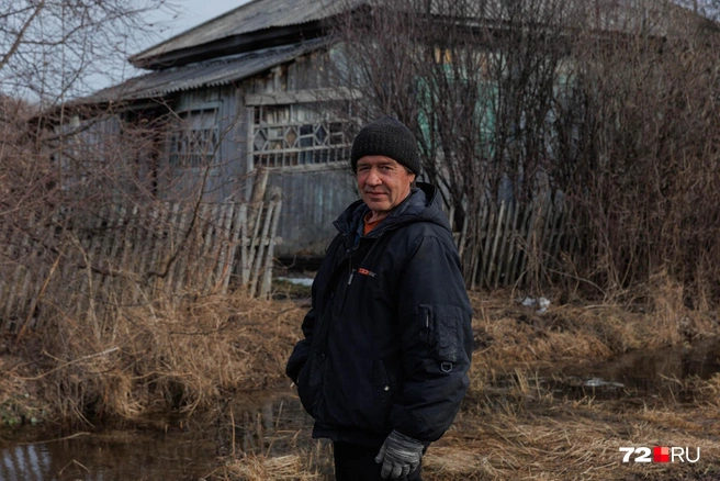 Мы просим Владимира проводить нас к себе домой для фото, он смущается. Получает неодобрительный взгляд Юрия и говорит: «У меня сегодня не прибрано» | Источник: Ирина Шарова / 72.RU