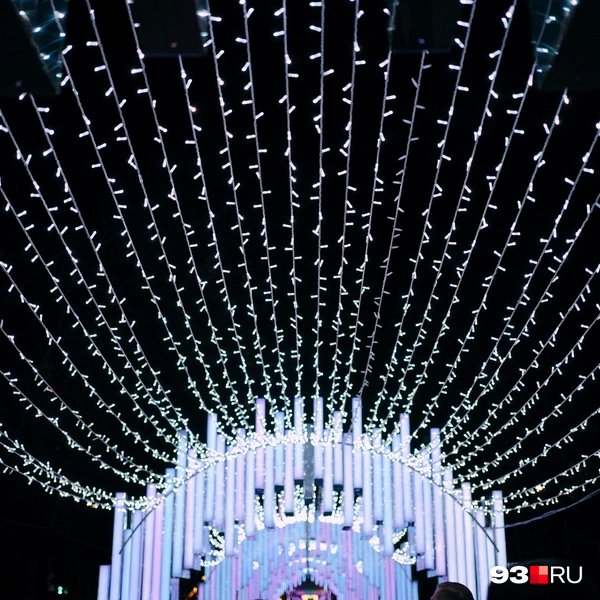 Между арками нити из фонариков | Источник: Дарья Паращенко / 93.RU