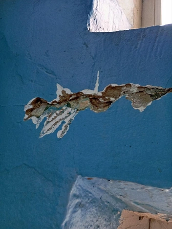 Трещины видны и в подъезде | Источник: очевидец